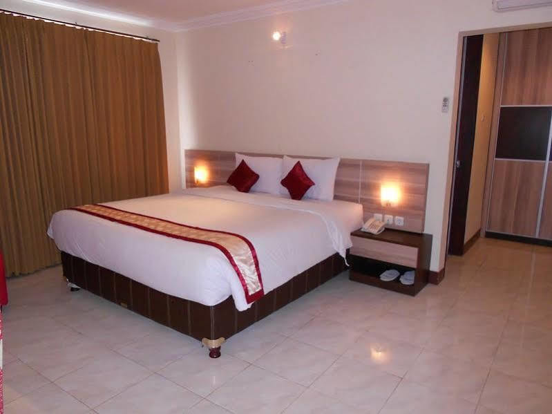 Hotel 88 Jember Bagian luar foto