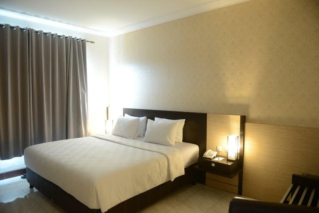 Hotel 88 Jember Bagian luar foto