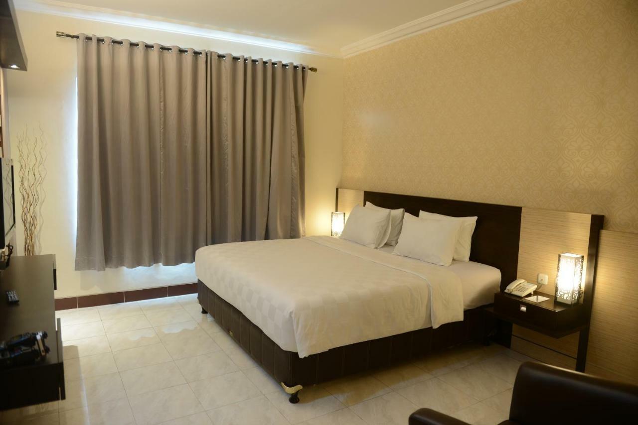 Hotel 88 Jember Bagian luar foto