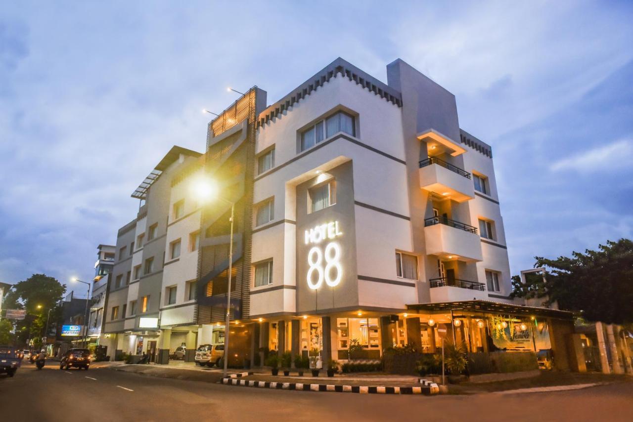 Hotel 88 Jember Bagian luar foto